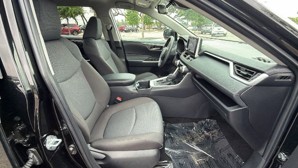 Certified 2025 Toyota RAV4 XLE FWD image 39