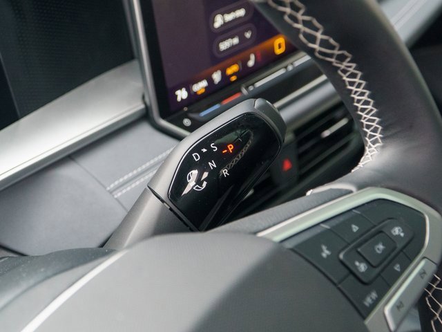 Used 2025 Volkswagen Tiguan SE w/ Panoramic Sunroof Package image 27