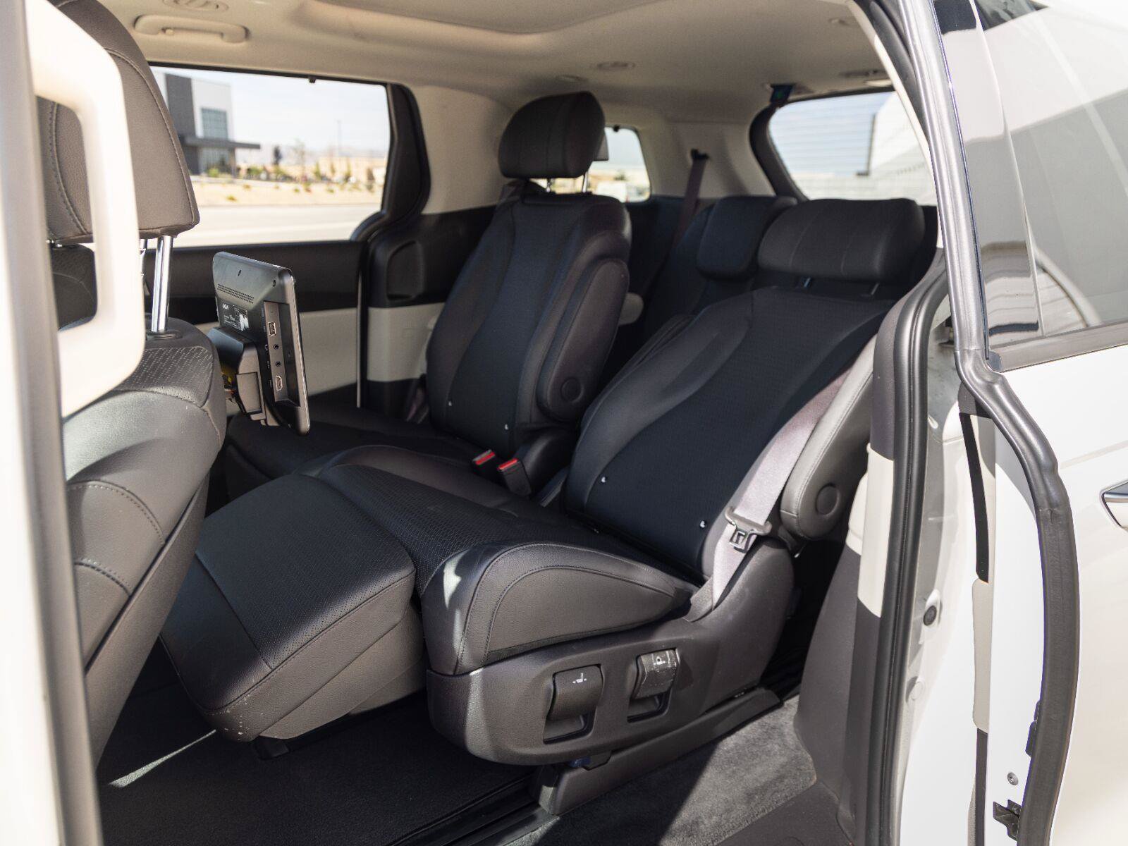 Used 2023 Kia Carnival SX Prestige FWD image 3