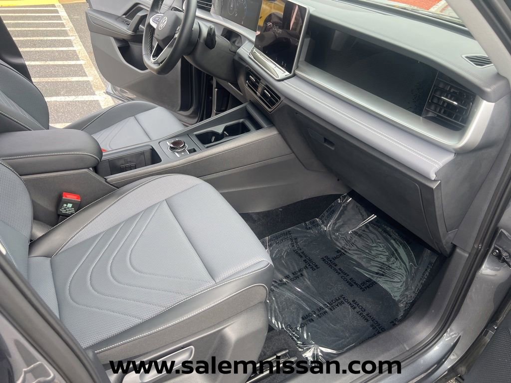 Used 2025 Volkswagen Tiguan SE AWD/4WD image 19