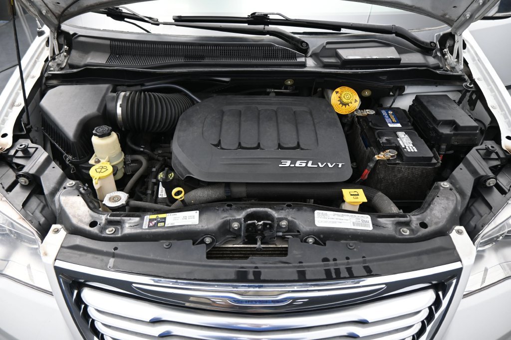 Used 2016 Chrysler Town & Country Touring-L FWD image 33