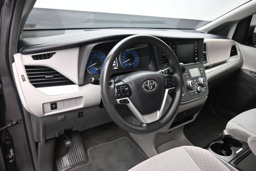 Used 2018 Toyota Sienna LE w/ Carpet Mat Package FWD image 13