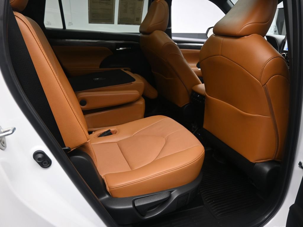 Used 2024 Toyota Highlander Platinum FWD image 26