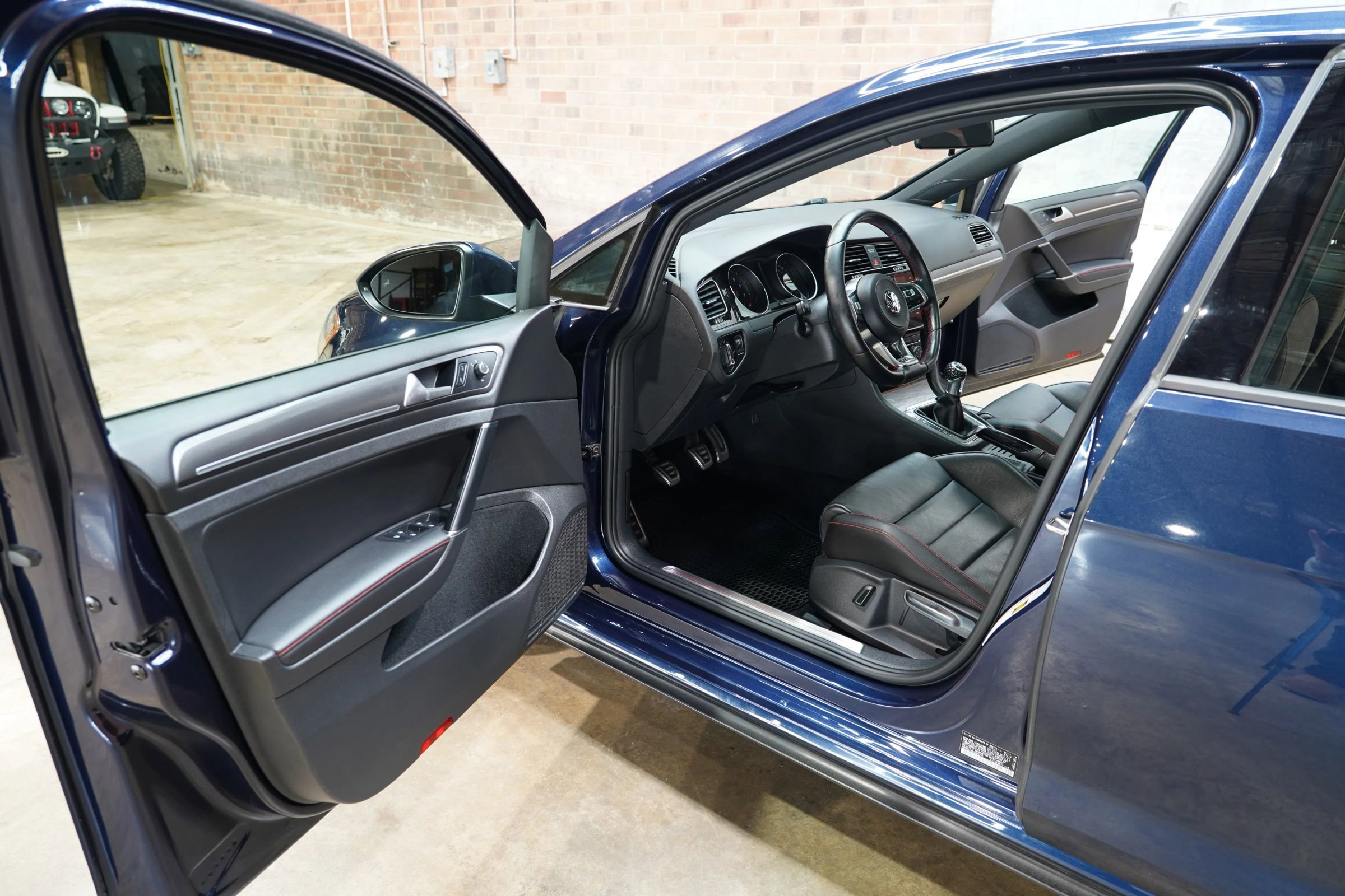 Used 2018 Volkswagen GTI SE w/ SE Leather Package image 32