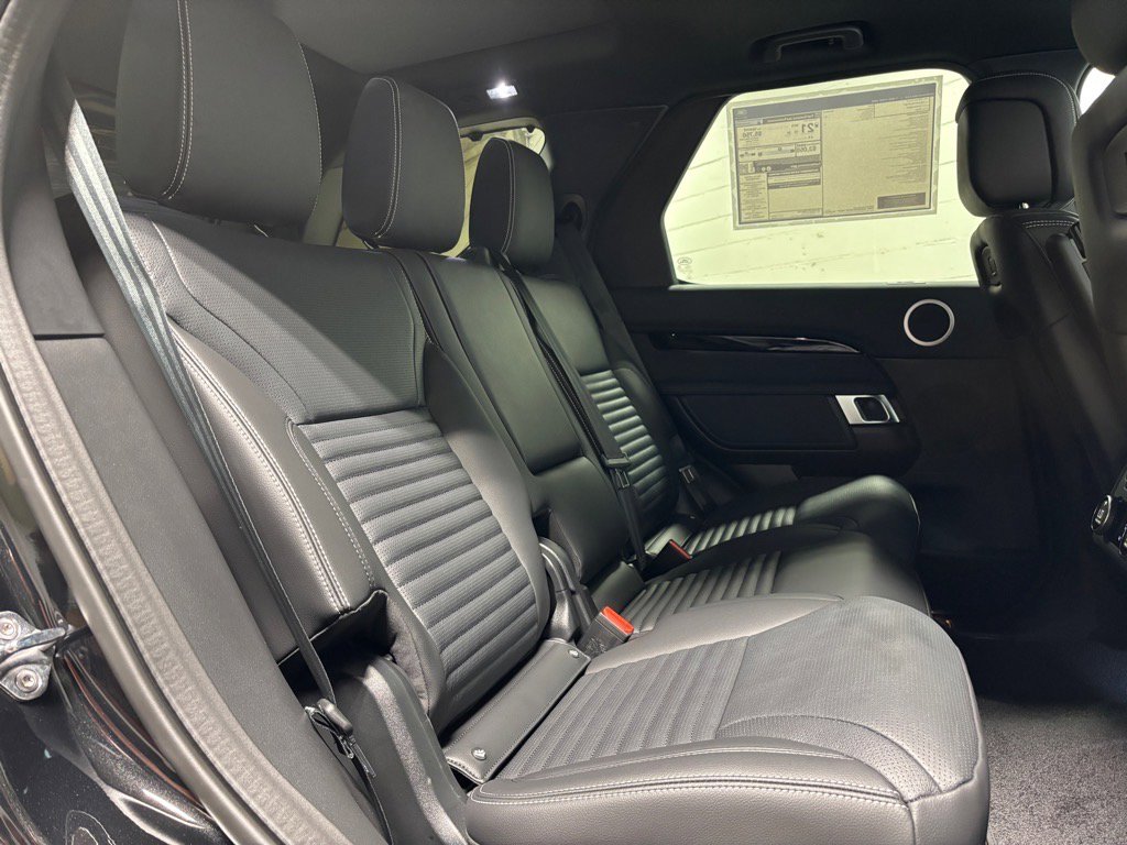 Used 2025 Land Rover Discovery S image 37