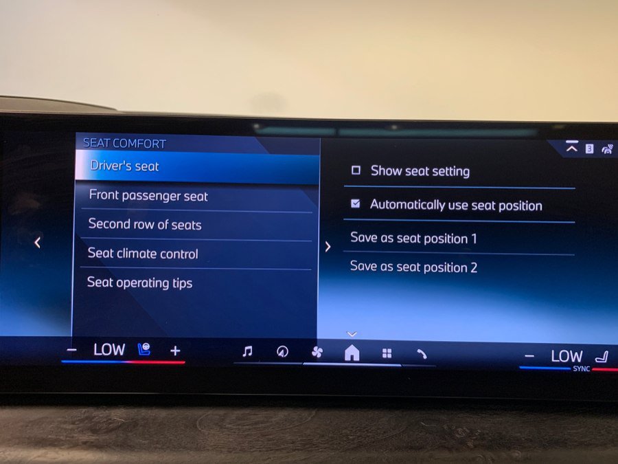 Used 2025 BMW X7 xDrive40i w/ M Sport Package AWD/4WD image 42