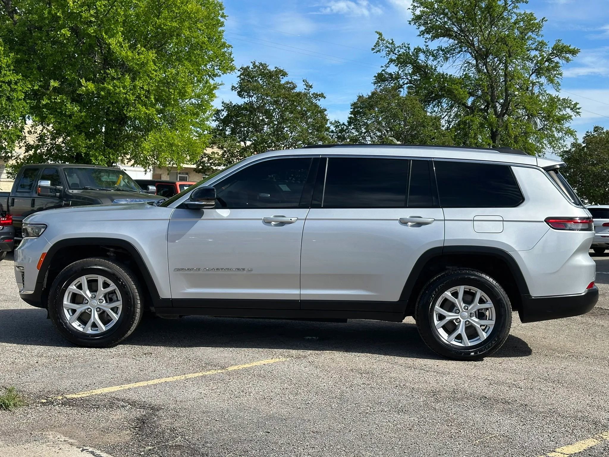 Used 2023 Jeep Grand Cherokee L Limited AWD/4WD image 3