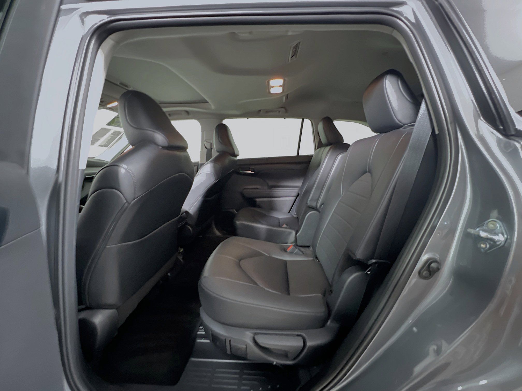 Used 2025 Toyota Highlander XLE image 29