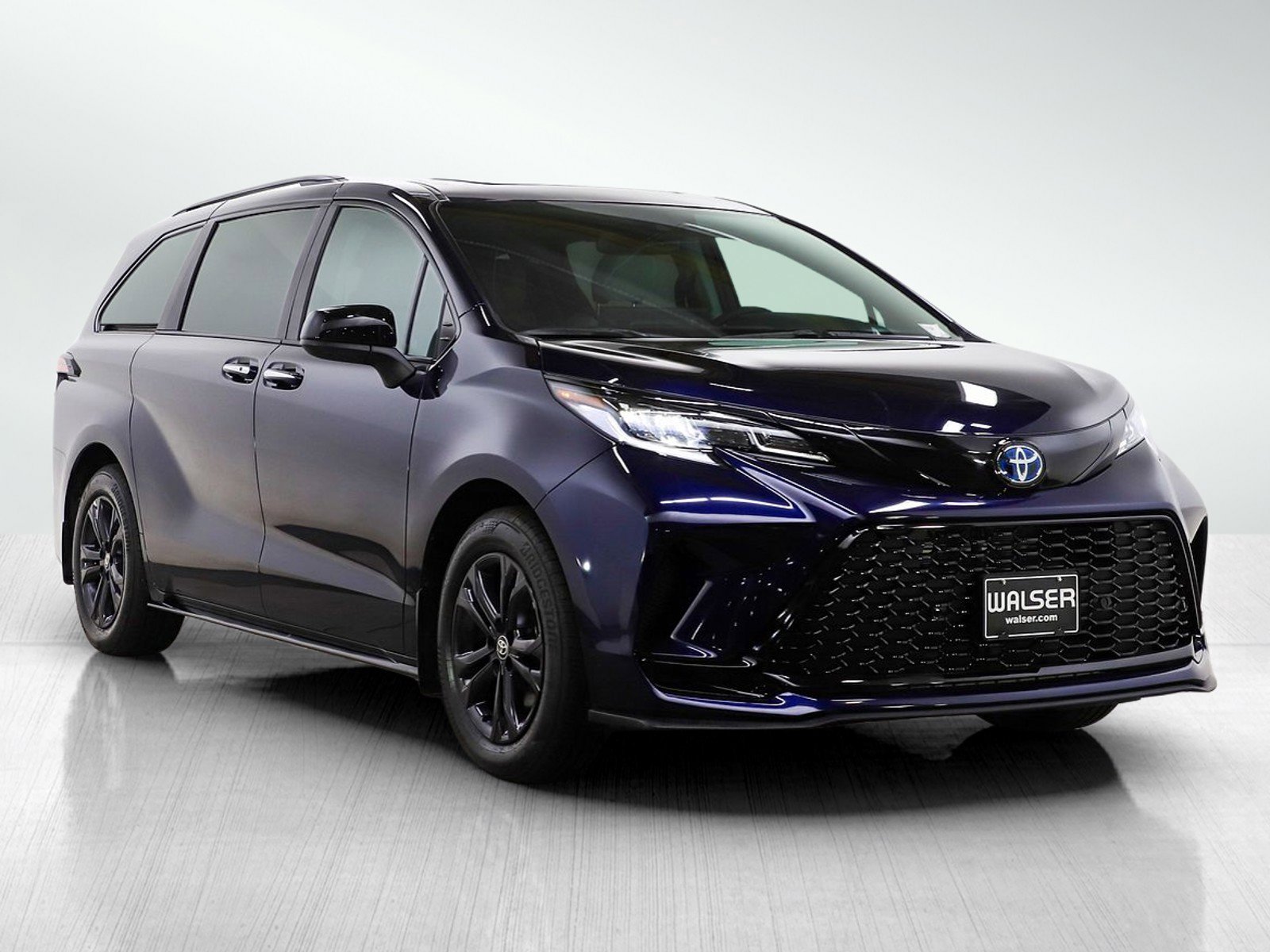 Used 2025 Toyota Sienna XSE image 7