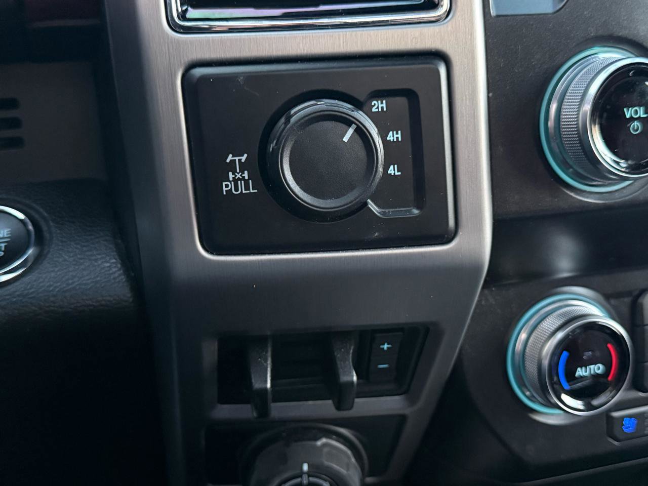 Used 2021 Ford F250 Platinum w/ FX4 Off-Road Package image 25