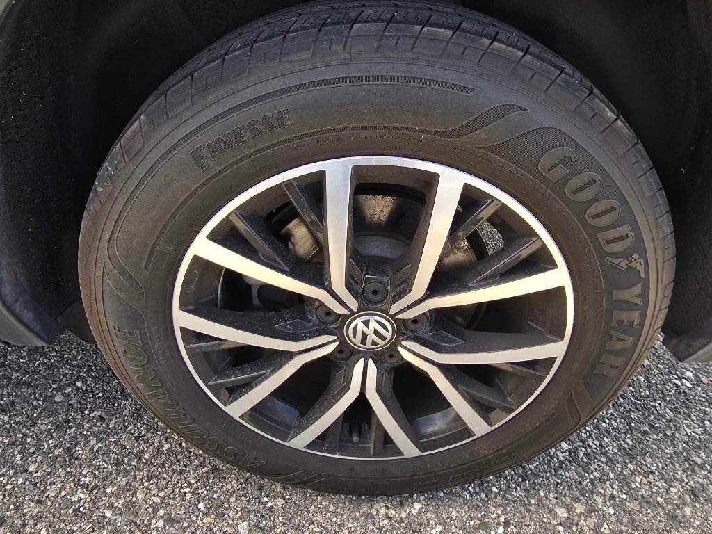 Used 2021 Volkswagen Tiguan SE w/ Panoramic Sunroof Package image 10