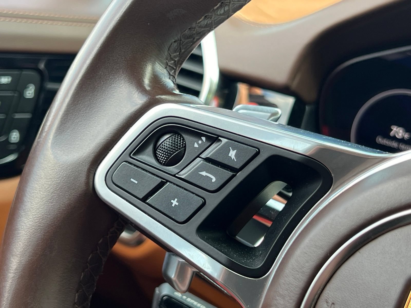 Certified 2023 Porsche Cayenne GTS AWD/4WD image 24