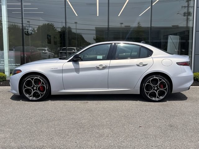 Used 2025 Alfa Romeo Giulia AWD image 2