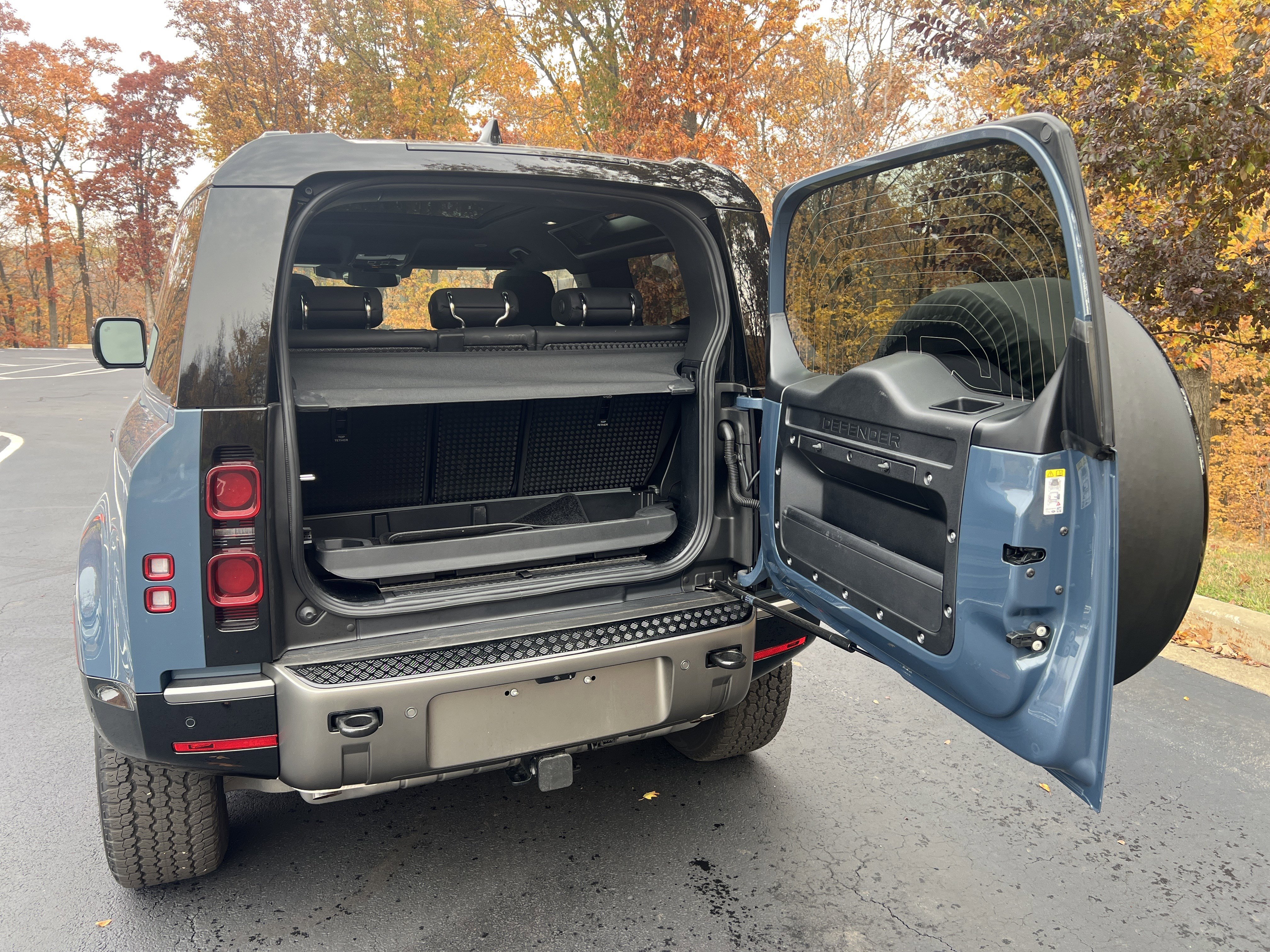 Used 2025 Land Rover Defender 90 X-Dynamic SE image 30