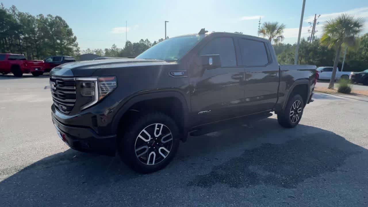 Used 2023 GMC Sierra 1500 AT4 w/ AT4 Premium Package AWD/4WD image 4