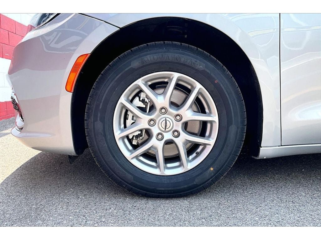 Used 2024 Chrysler Pacifica Touring-L FWD image 9