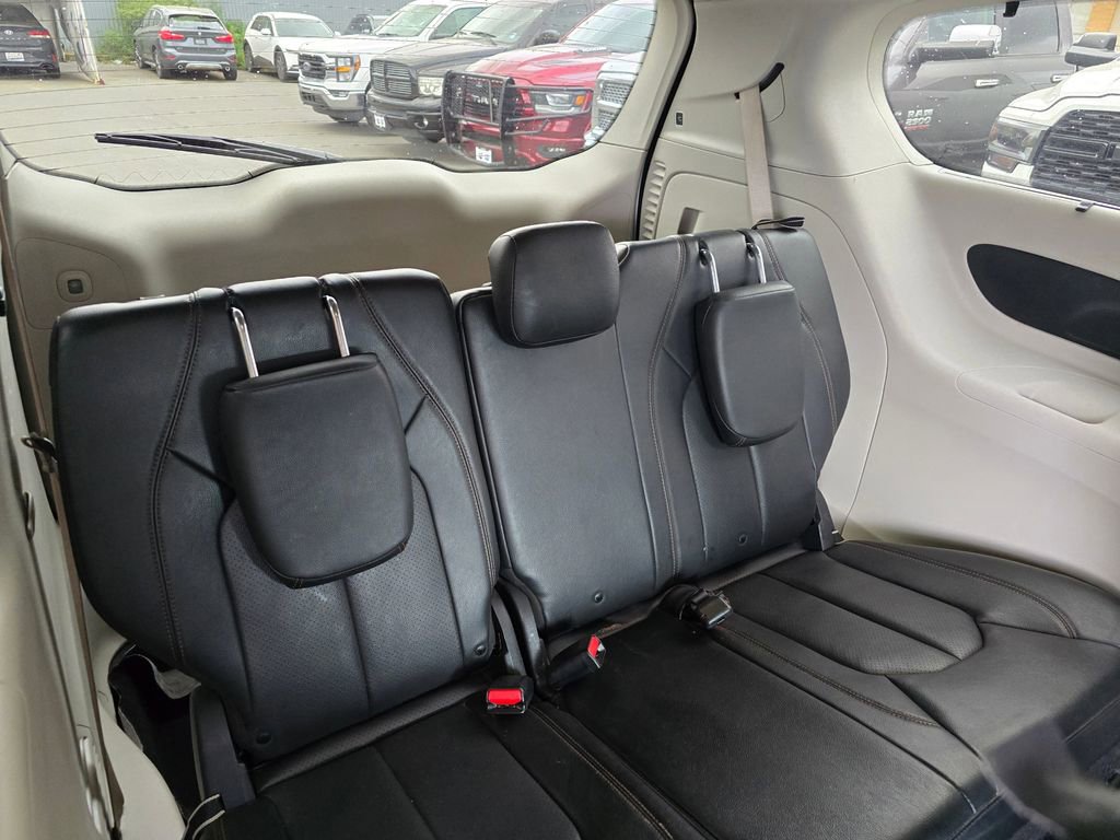 Used 2020 Chrysler Pacifica Touring-L FWD image 16