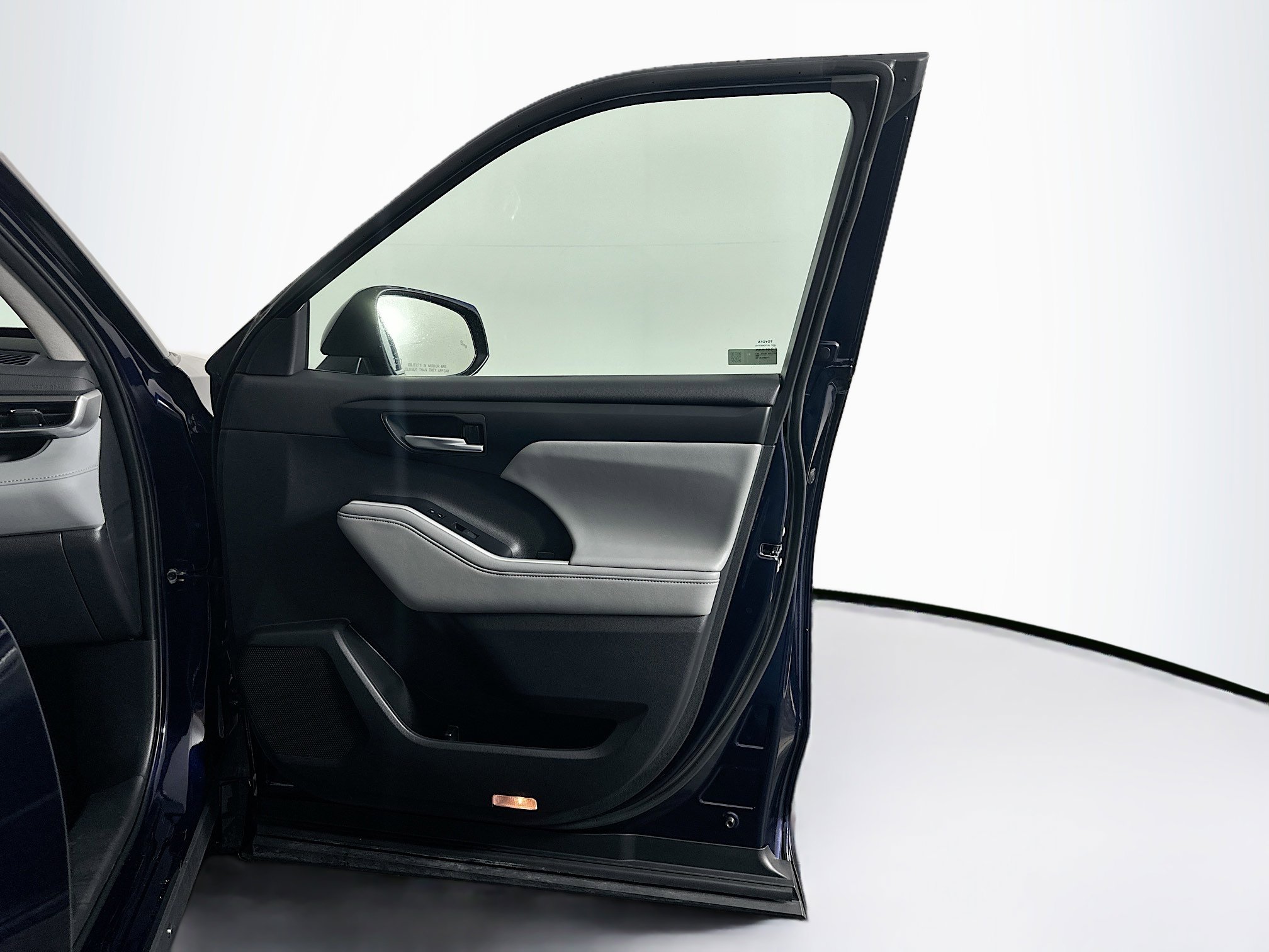 Used 2025 Toyota Highlander XLE image 36