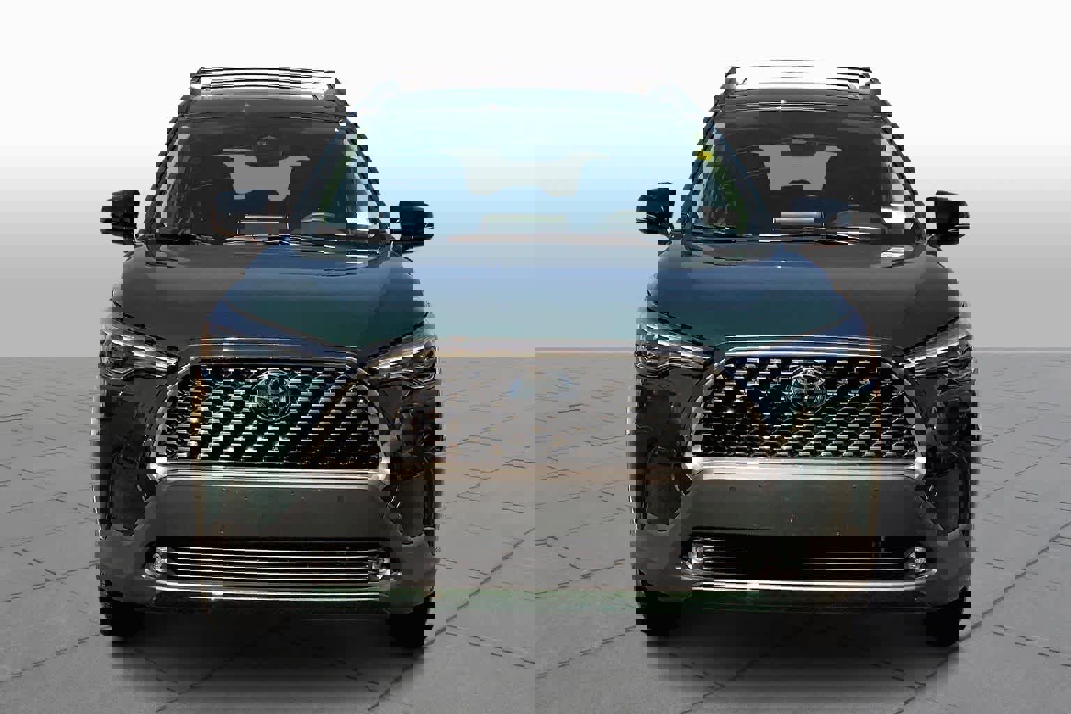 Used 2025 Toyota Corolla Cross XLE w/ Convenience Package image 4