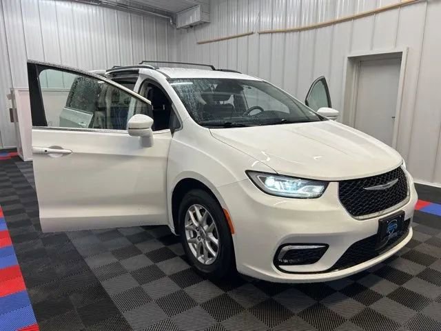 Used 2022 Chrysler Pacifica Touring-L image 8