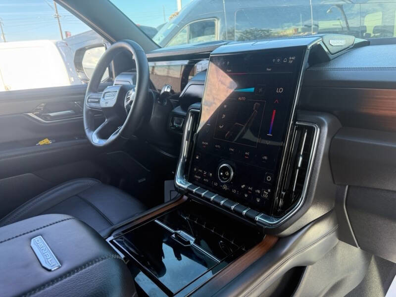 Used 2025 GMC Yukon XL Denali image 11