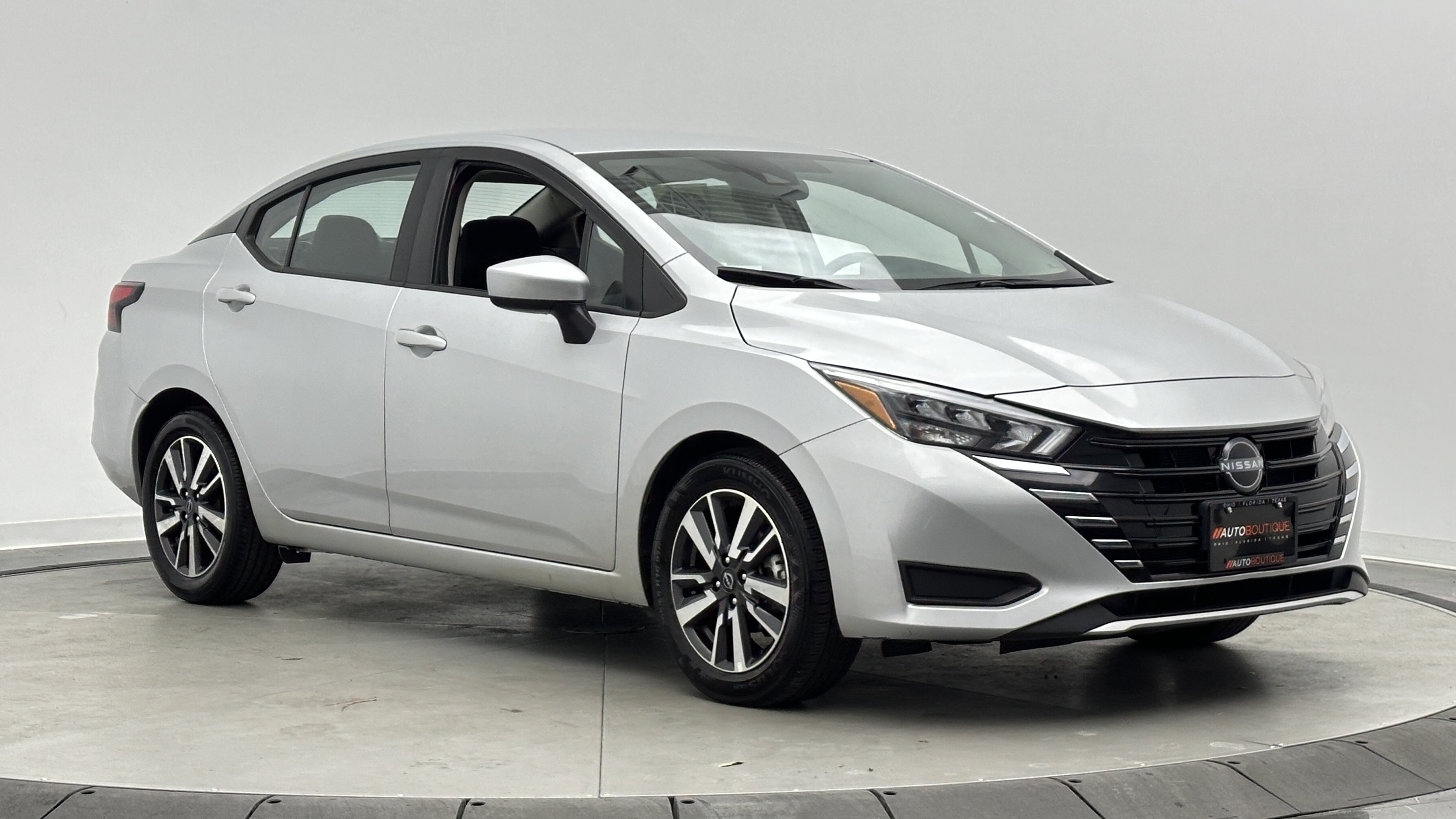 Used 2025 Nissan Versa SV FWD image 3