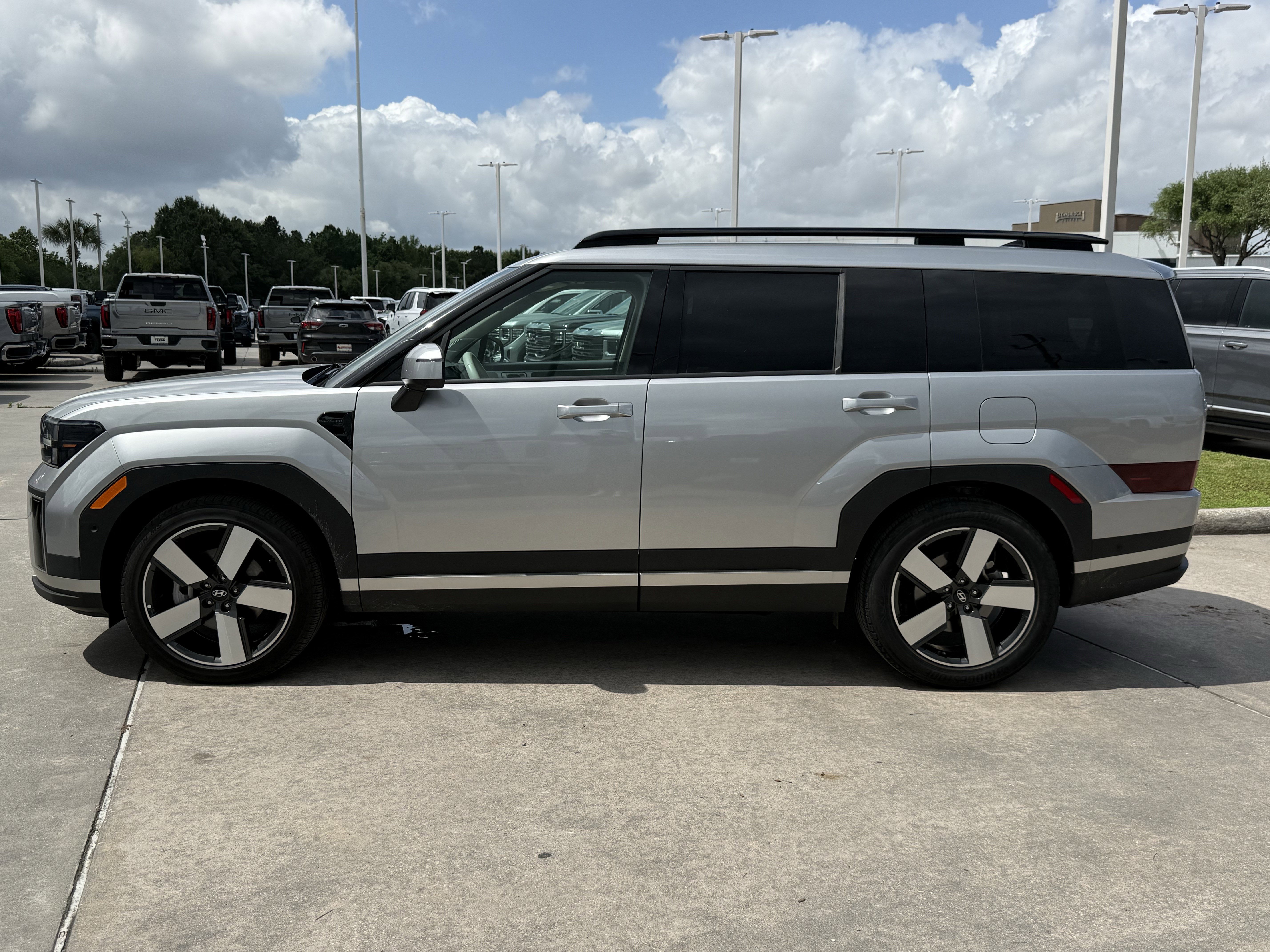 Used 2025 Hyundai Santa Fe Limited FWD image 8