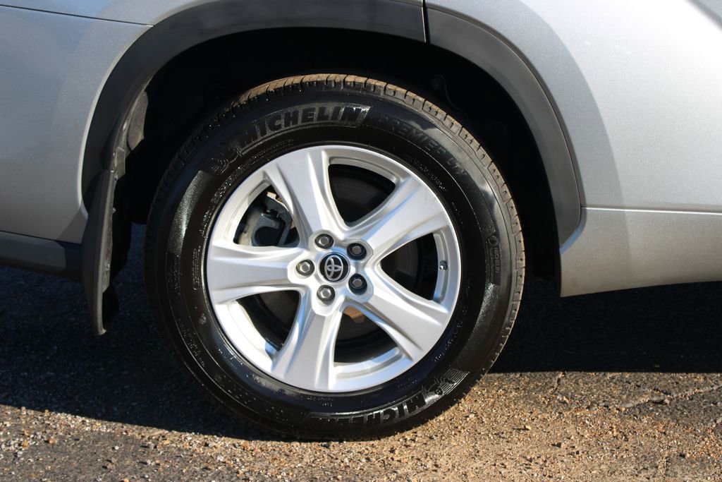 Used 2024 Toyota Highlander LE image 13