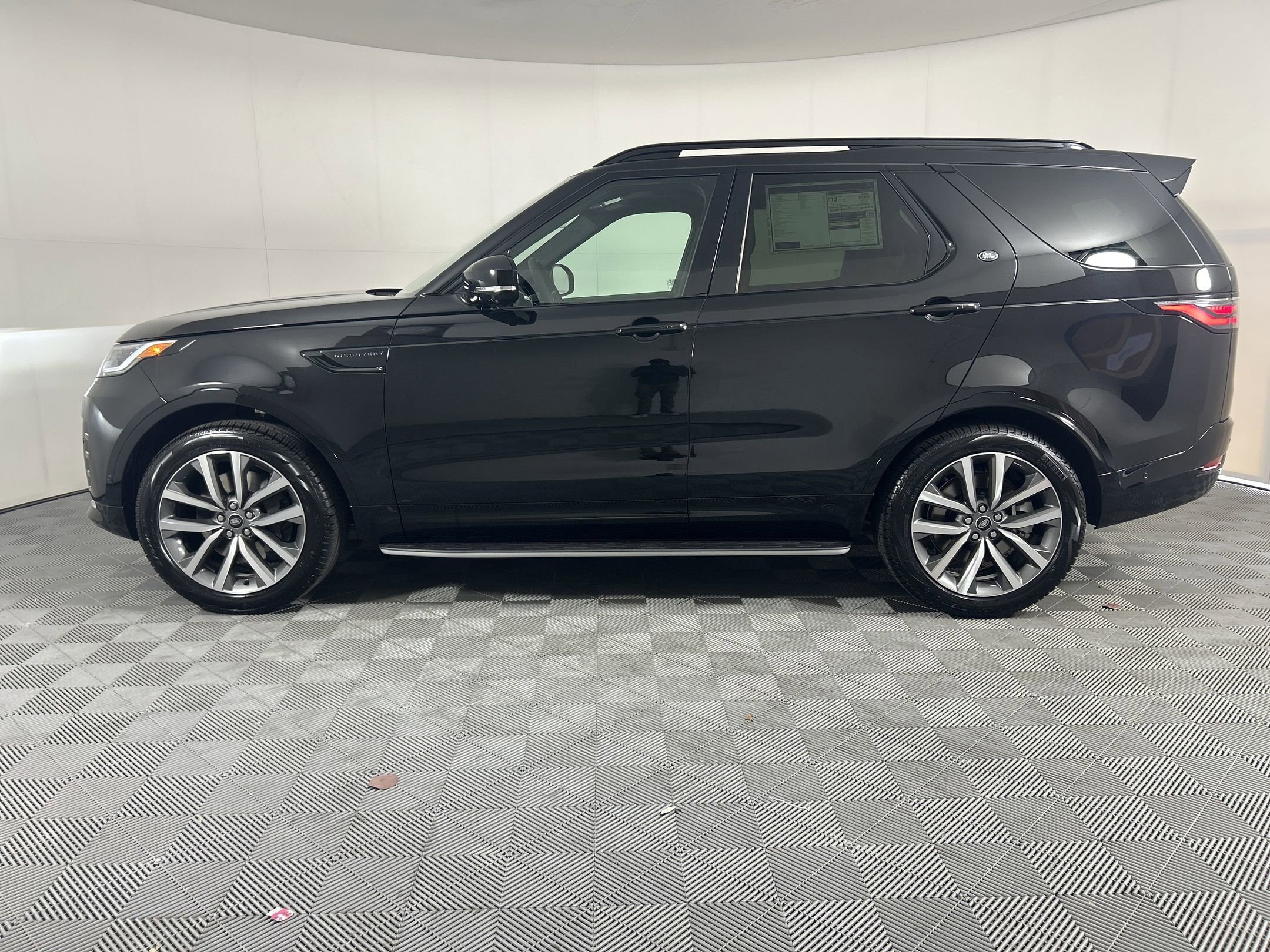 New 2025 Land Rover Discovery Dynamic SE image 2