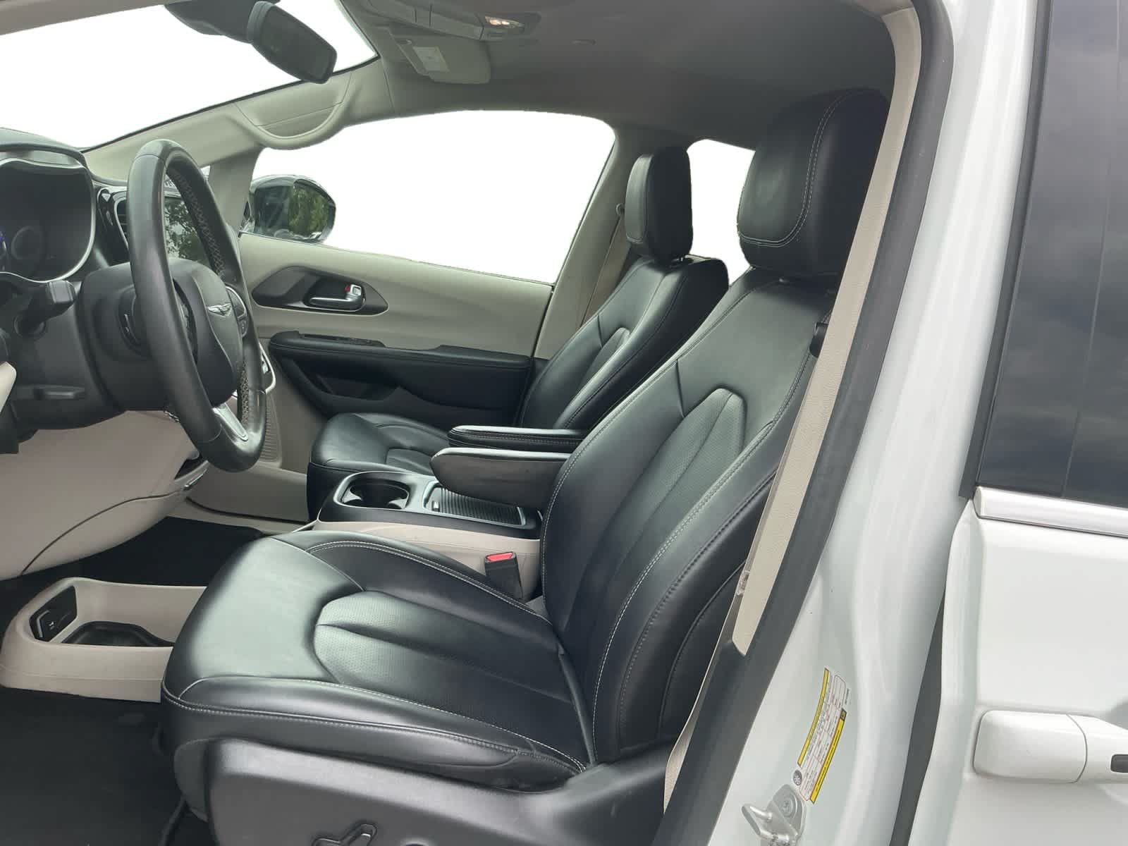 Used 2024 Chrysler Pacifica Touring-L FWD image 9