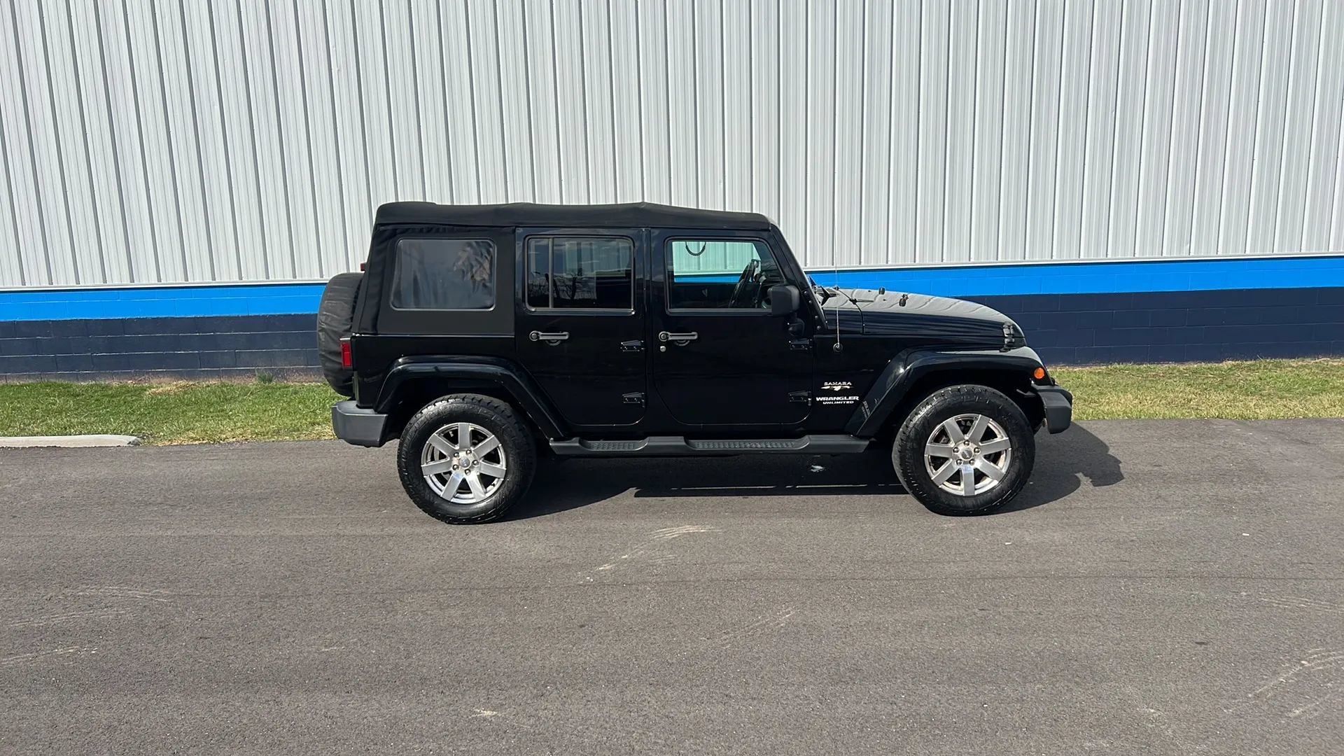 Used 2016 Jeep Wrangler Unlimited Sahara AWD/4WD image 4