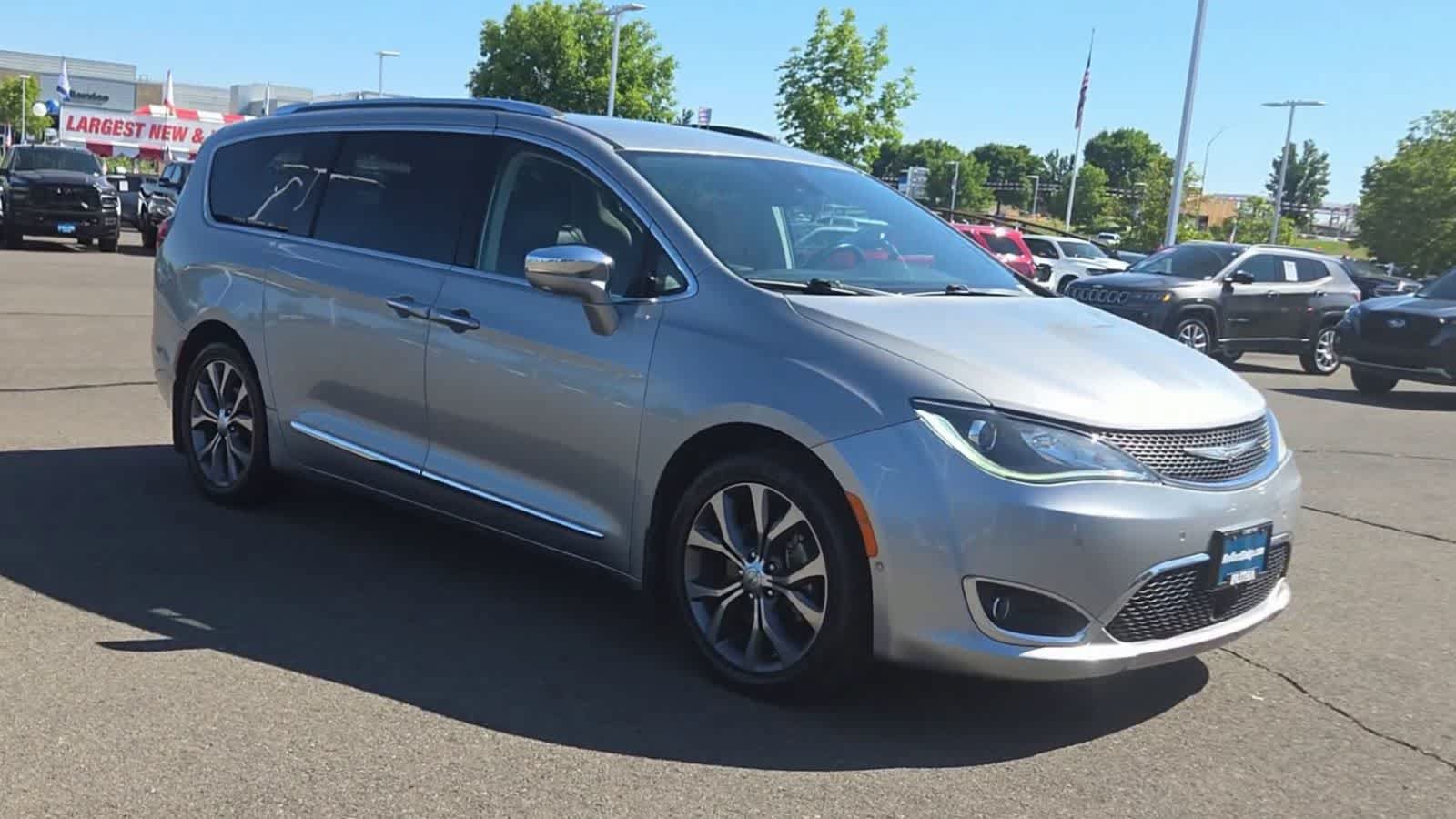Used 2017 Chrysler Pacifica Limited FWD image 2