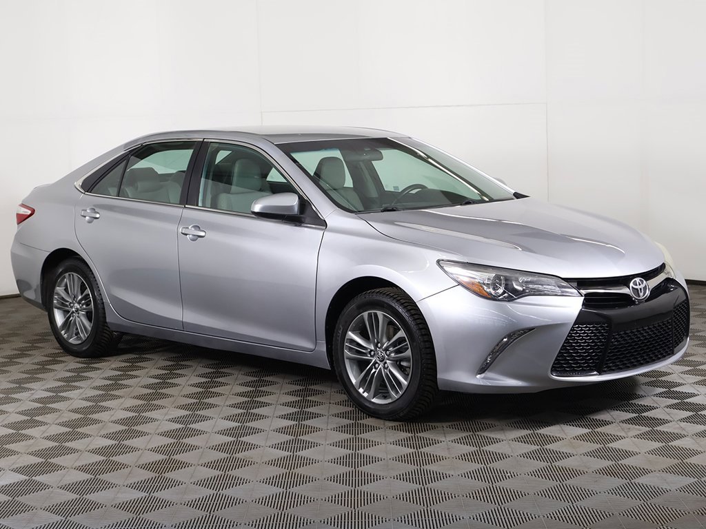Used 2015 Toyota Camry SE image 2