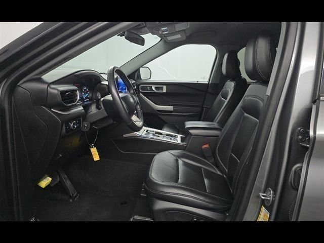Used 2024 Ford Explorer XLT w/ Equipment Group 202A AWD/4WD image 4