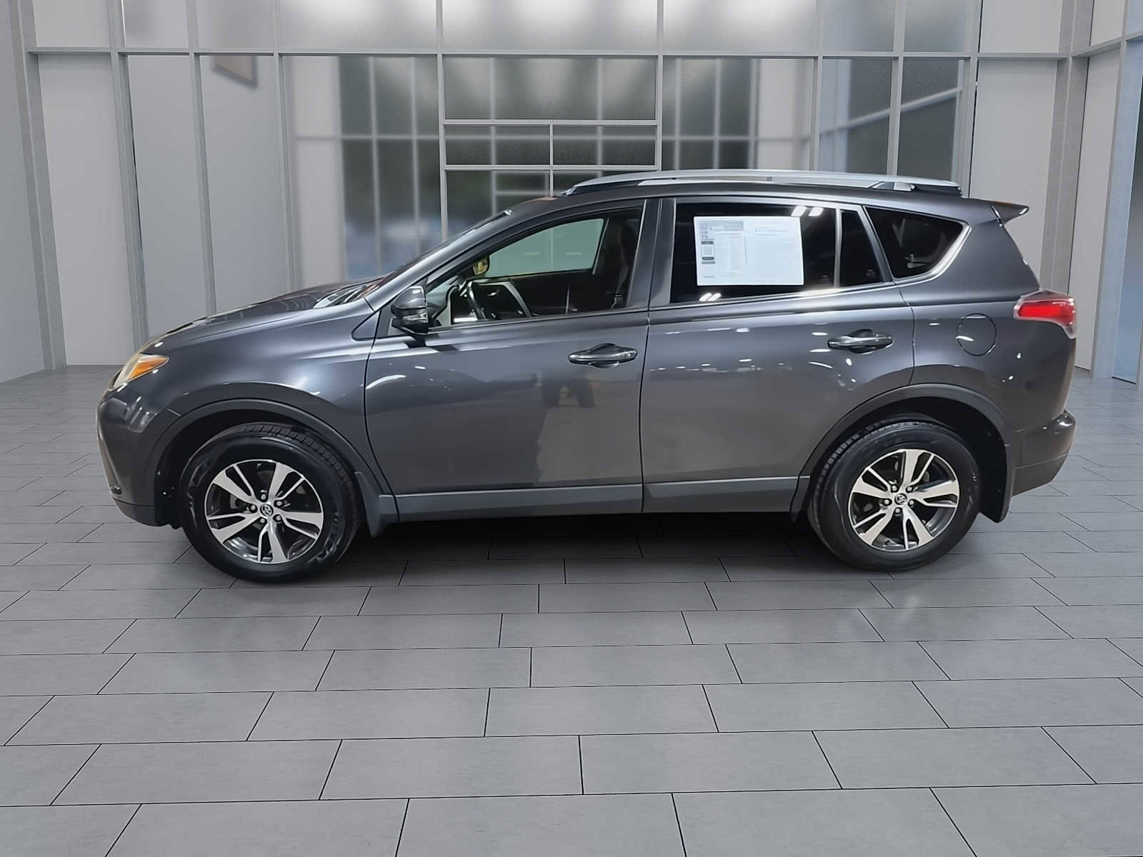 Used 2018 Toyota RAV4 XLE AWD/4WD image 5