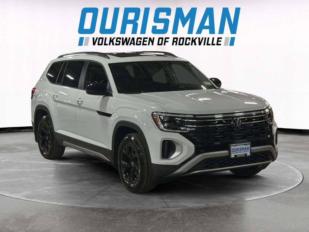 Used 2025 Volkswagen Atlas Peak Edition SE image 1