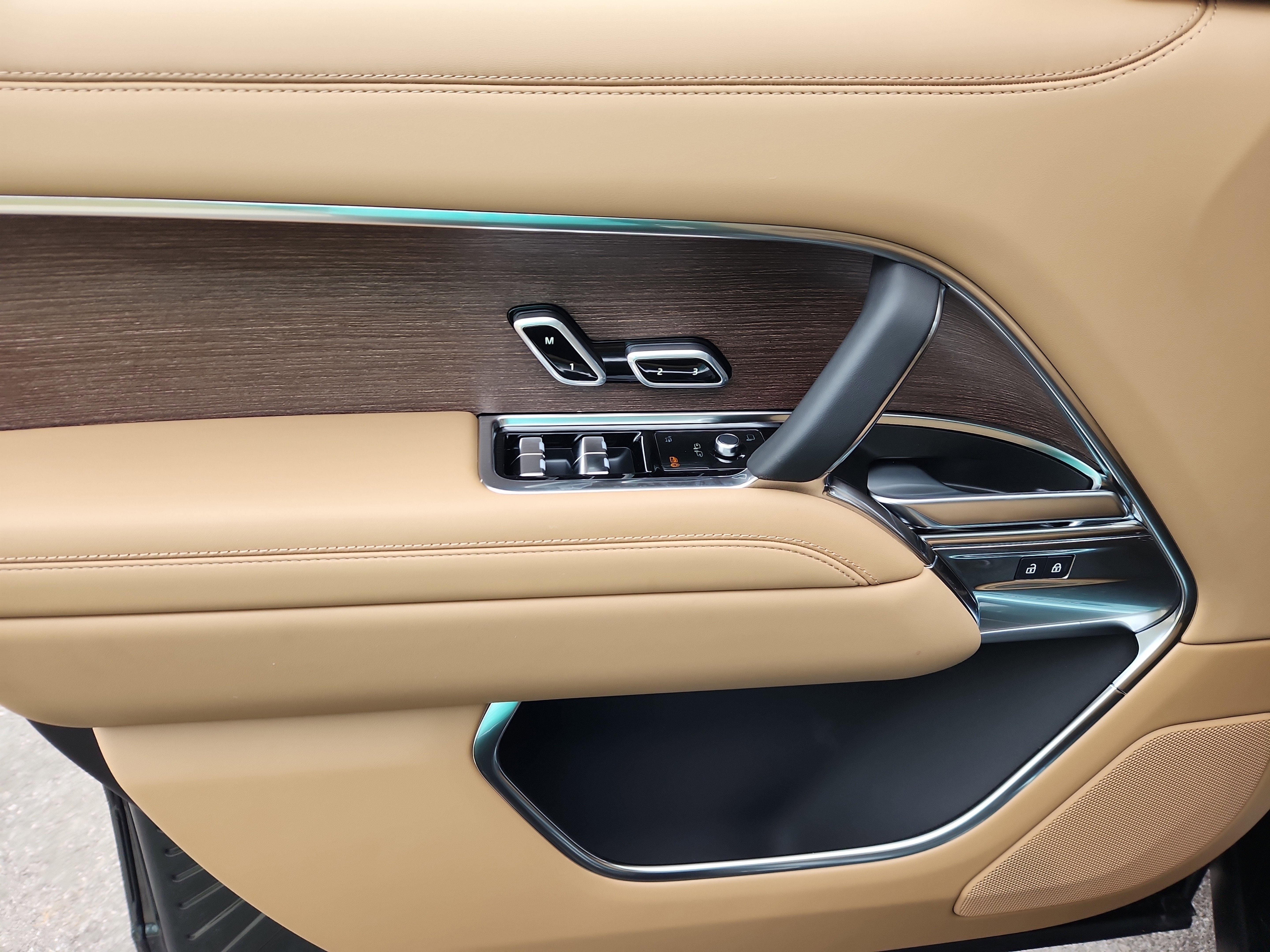 New 2025 Land Rover Range Rover SE image 24