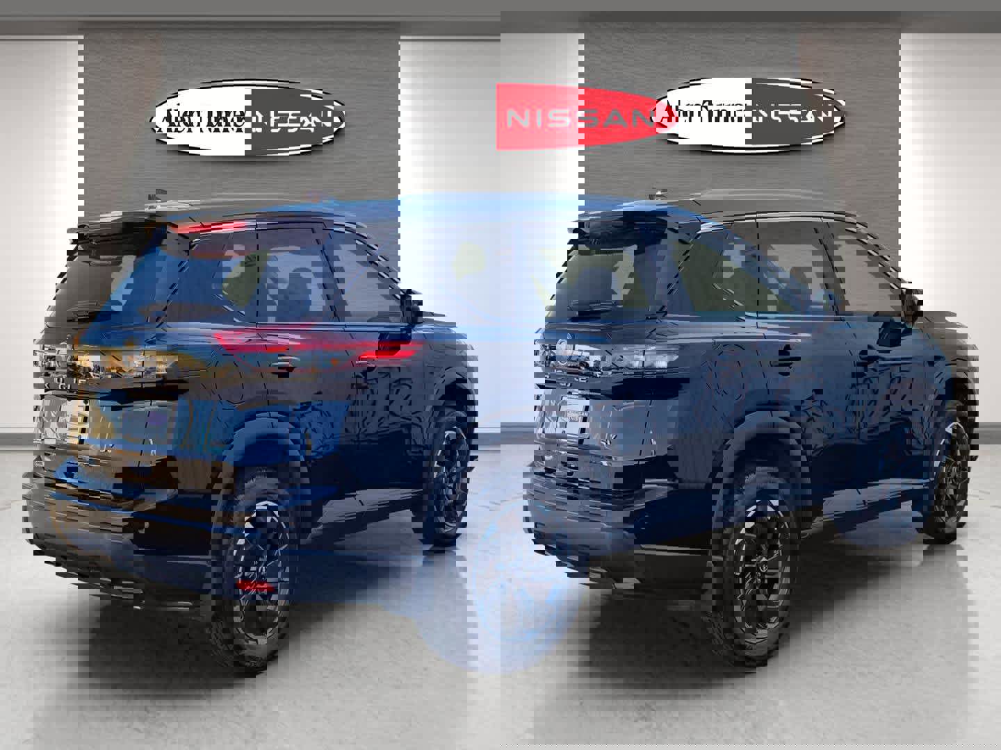 Used 2024 Nissan Rogue SV w/ SV Premium Package image 6