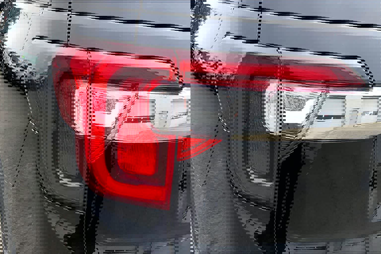 Used 2023 GMC Acadia SLE w/ Driver Convenience Package image 32