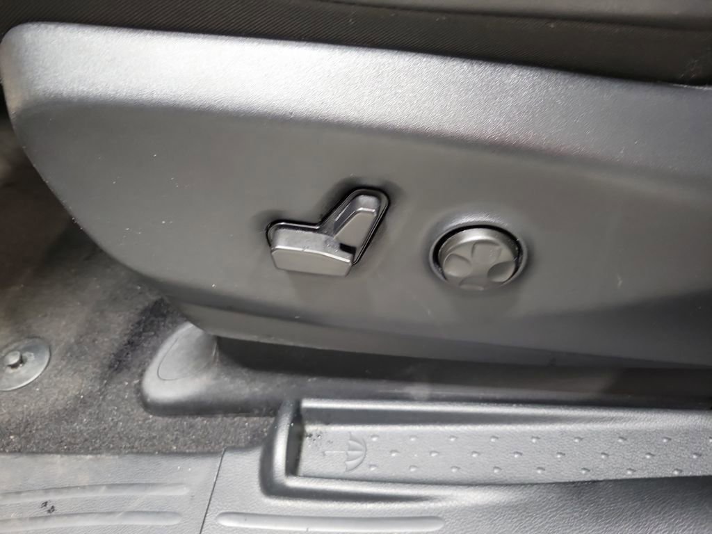 Used 2025 Chrysler Pacifica Limited image 27