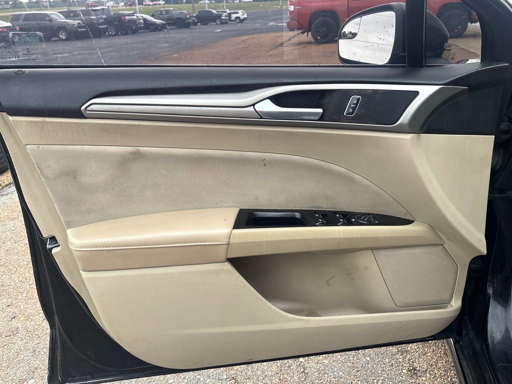 Used 2015 Ford Fusion SE FWD image 9
