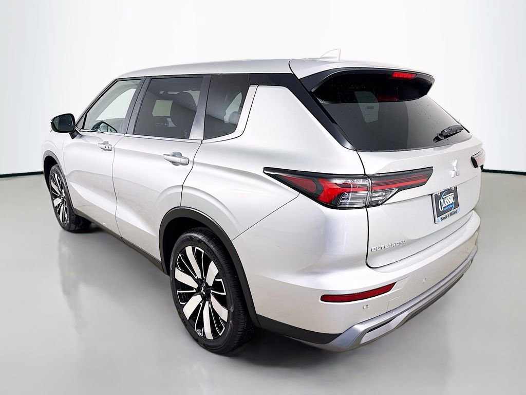 Used 2025 Mitsubishi Outlander SE image 5