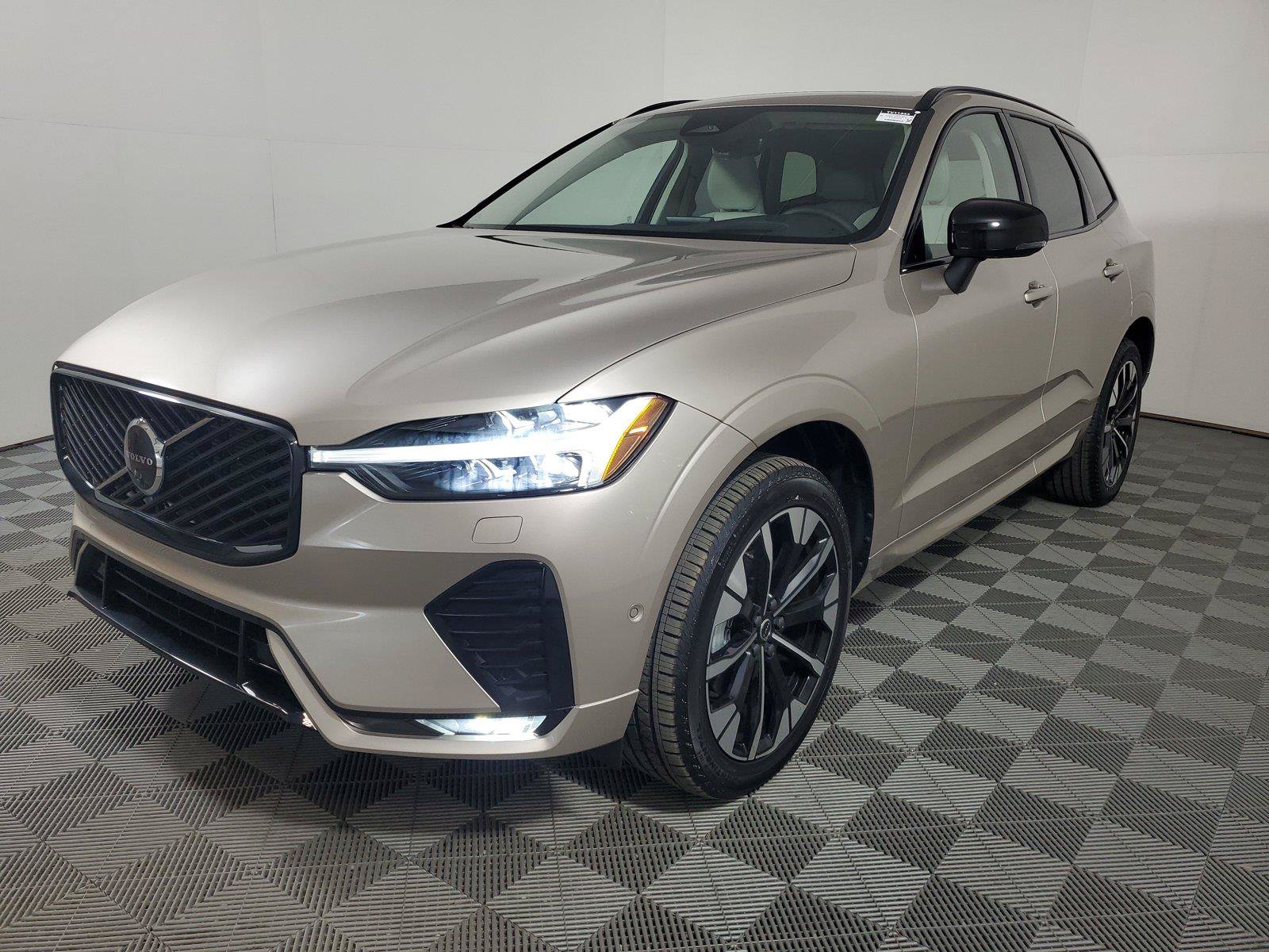 Used 2026 Volvo XC60 B5 Ultra w/ Protection Package Premier AWD/4WD image 3