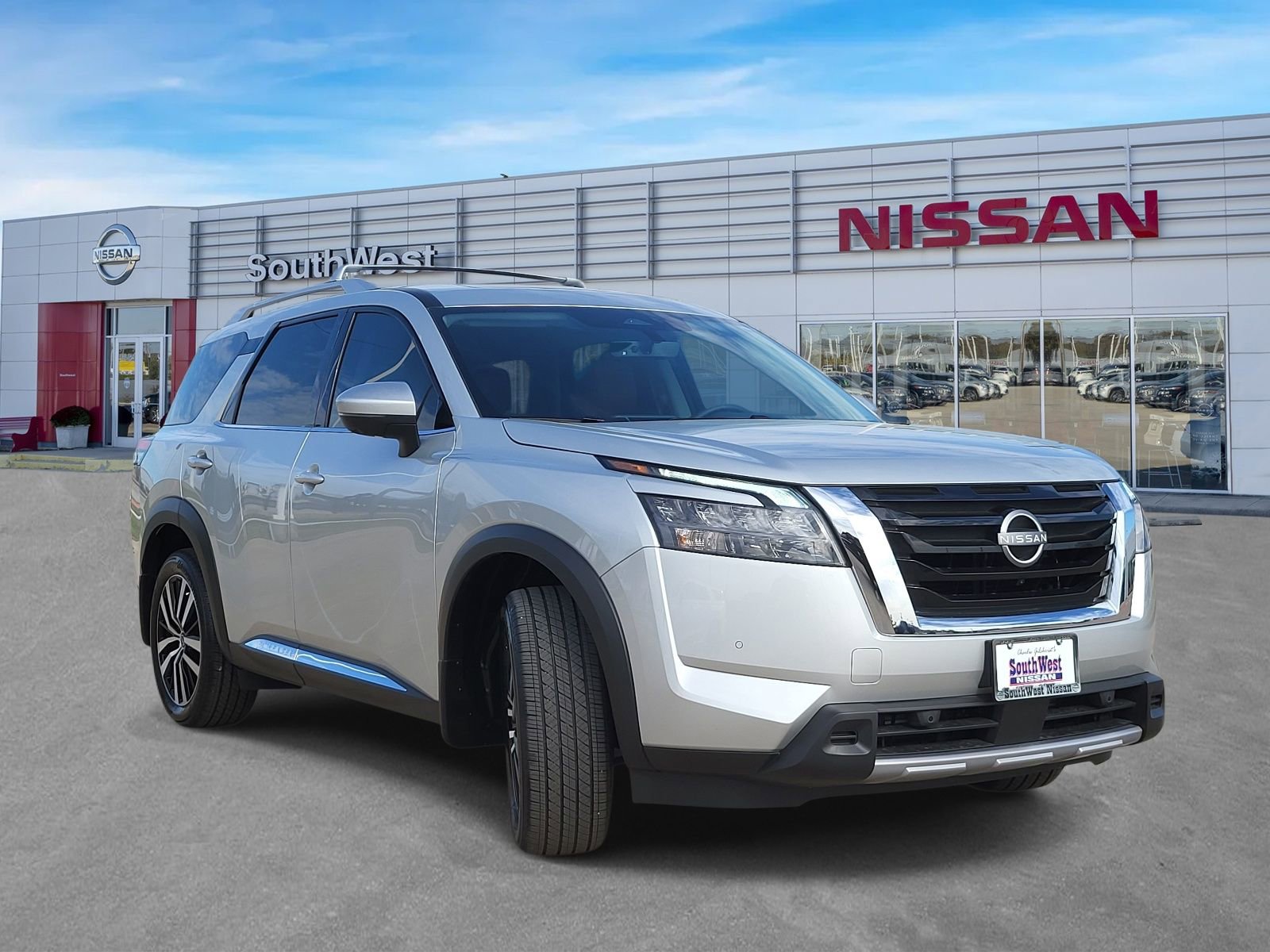 Certified 2025 Nissan Pathfinder Platinum w/ Cargo Package FWD image 4