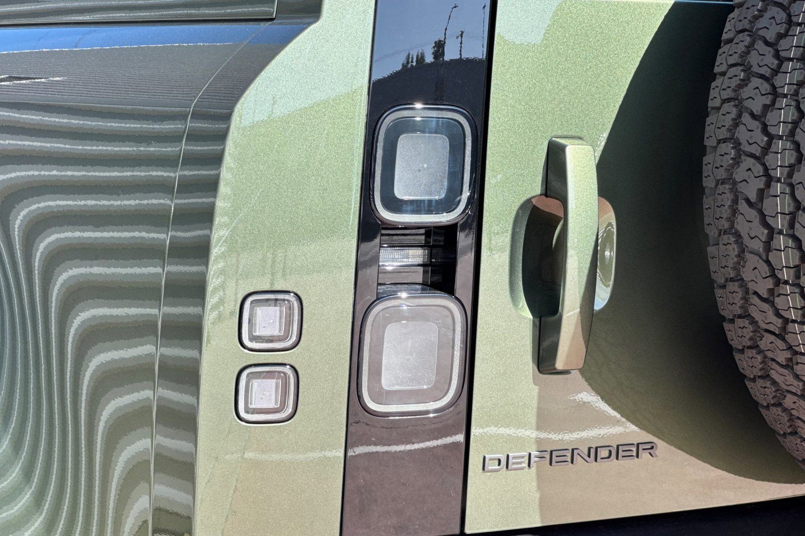 New 2026 Land Rover Defender 110 X-Dynamic SE image 21