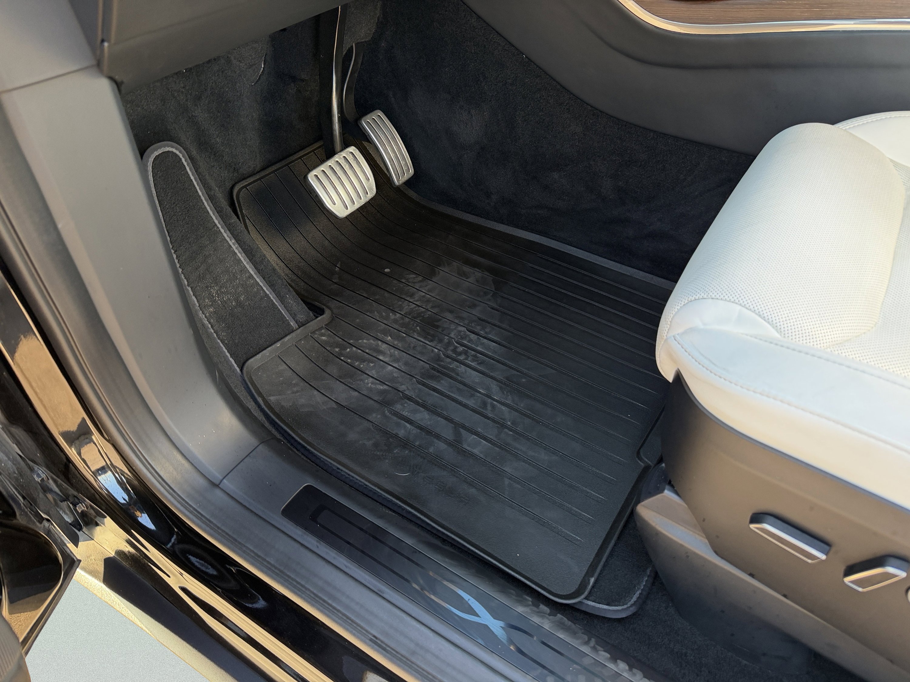 Used 2022 Tesla Model X image 25