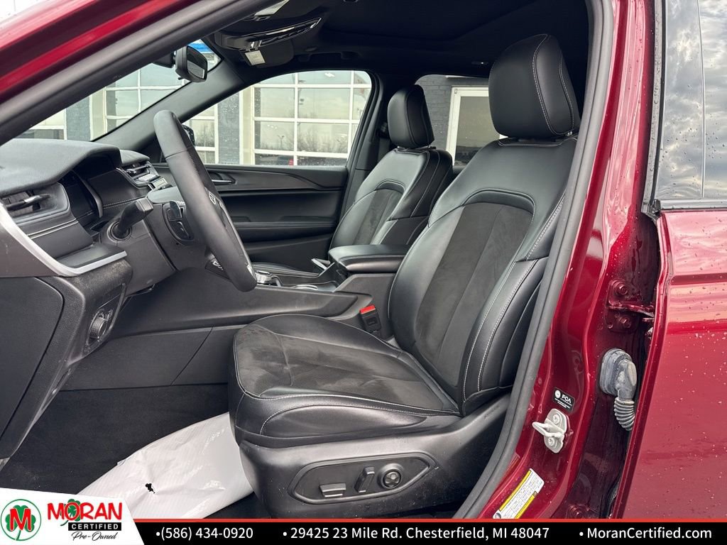 Used 2024 Jeep Grand Cherokee Altitude image 12