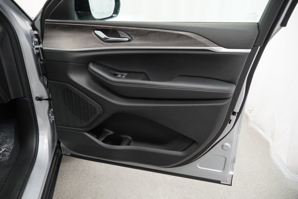 New 2025 Jeep Grand Cherokee L Limited image 34