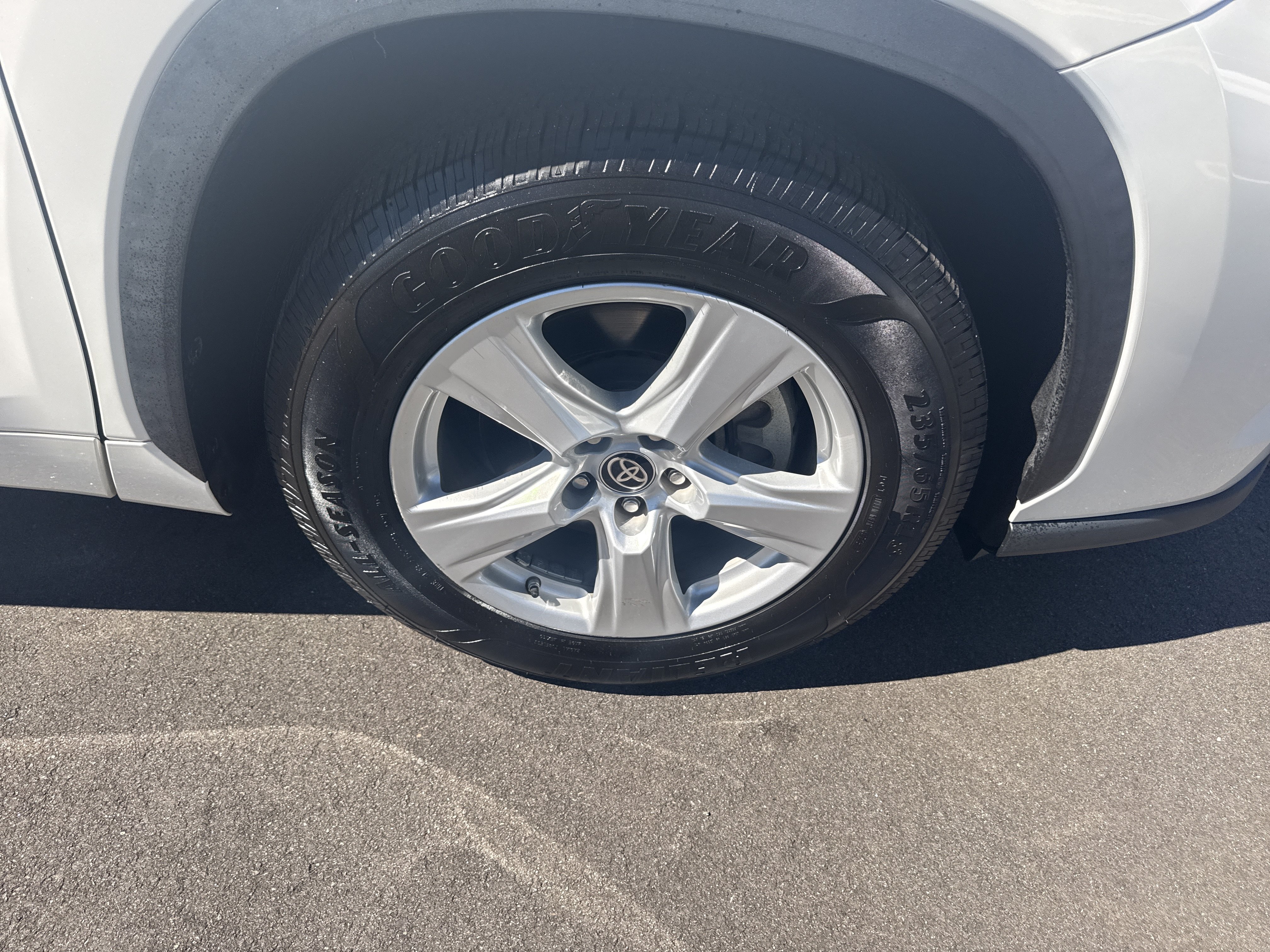 Used 2021 Toyota Highlander LE FWD image 13