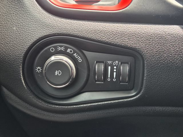Used 2020 Jeep Renegade Trailhawk w/ Cold Weather Group AWD/4WD image 23